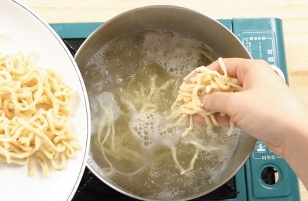 얼큰수제비해물칼국수 이미지