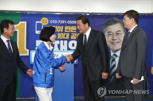 악수하는 추미애 황기철 | 인스티즈