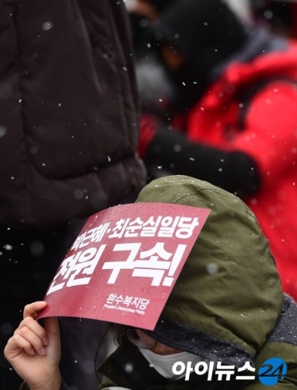 오늘자 첫눈이 내리는 5차 촛불집회 | 인스티즈