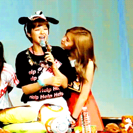 다현이와 사나의 뽀뽀를 거부하는 정연. gif | 인스티즈