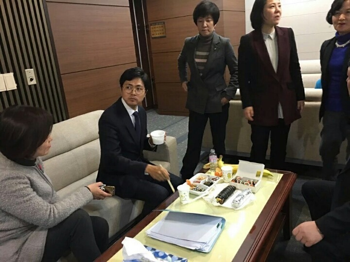 김광진의원 끝난후 식사하는 모습입니다 | 인스티즈