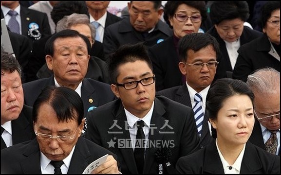 박정희 추도식에 여러번 참석한 박근혜와 은지원 | 인스티즈