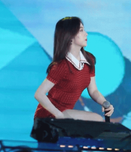짧은 치마가 신경 쓰이는 아이린 | 인스티즈