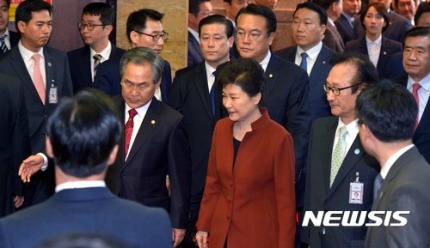 오늘자 국회 방문한 박근혜 | 인스티즈