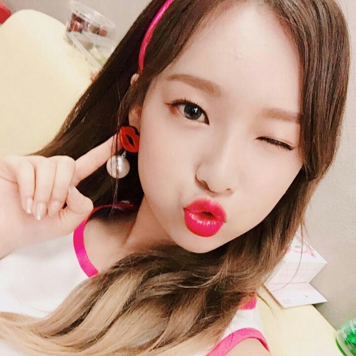 생일맞아서 기분좋아서 사진 올리기_＜ (에이프릴) | 인스티즈