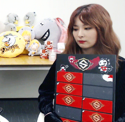 [레드벨벳] 고기에 눈을 떼지 못하는 슬기.gif | 인스티즈