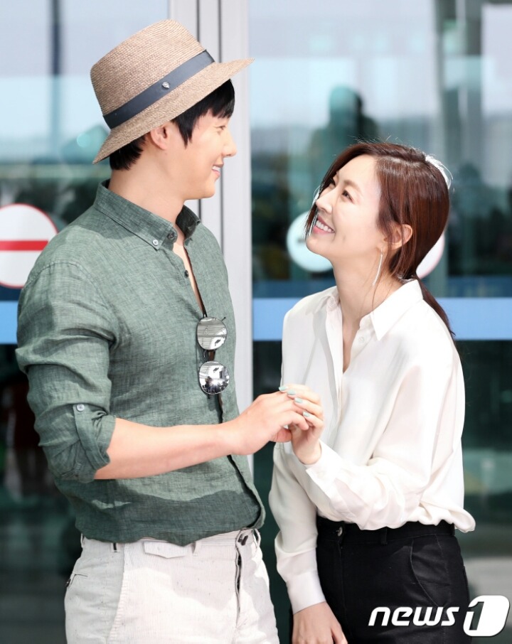 오늘 화보 촬영차 출국하는 이상우-김소연 예비부부.jpg | 인스티즈