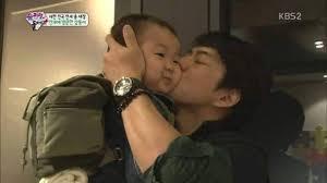 트와이스에게 뽀뽀하는 쌍둥이,경호원에게 뽀뽀하는 태오,삼둥이 뽀뽀 | 인스티즈