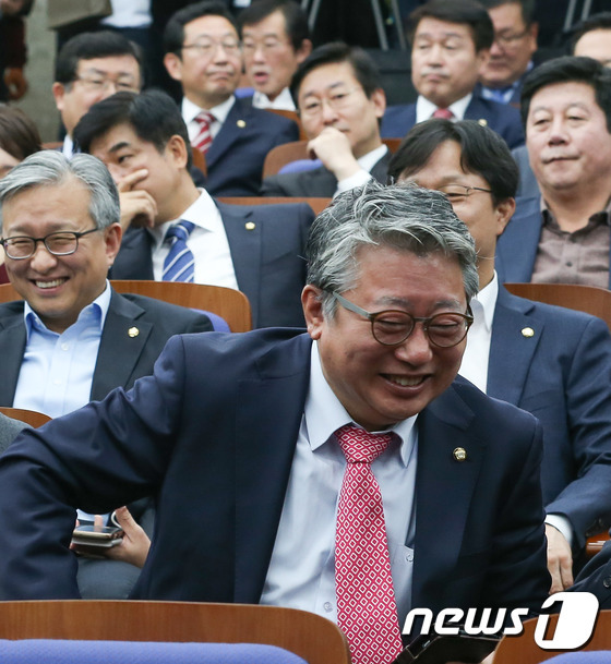 오늘자 신난 더민주, 침통한 새누리 | 인스티즈