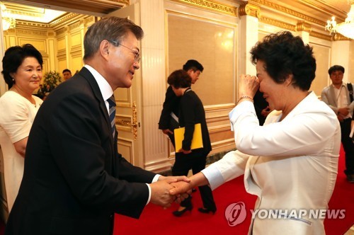 청와대 영빈관 들어서는 국가유공자 및 보훈 가족들 .jpg | 인스티즈