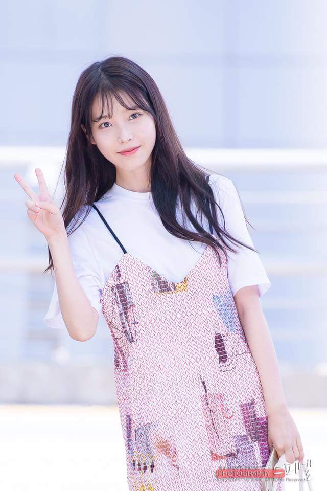 아이유 치고 비싼옷 입고 출국하는 아이유.jpg | 인스티즈