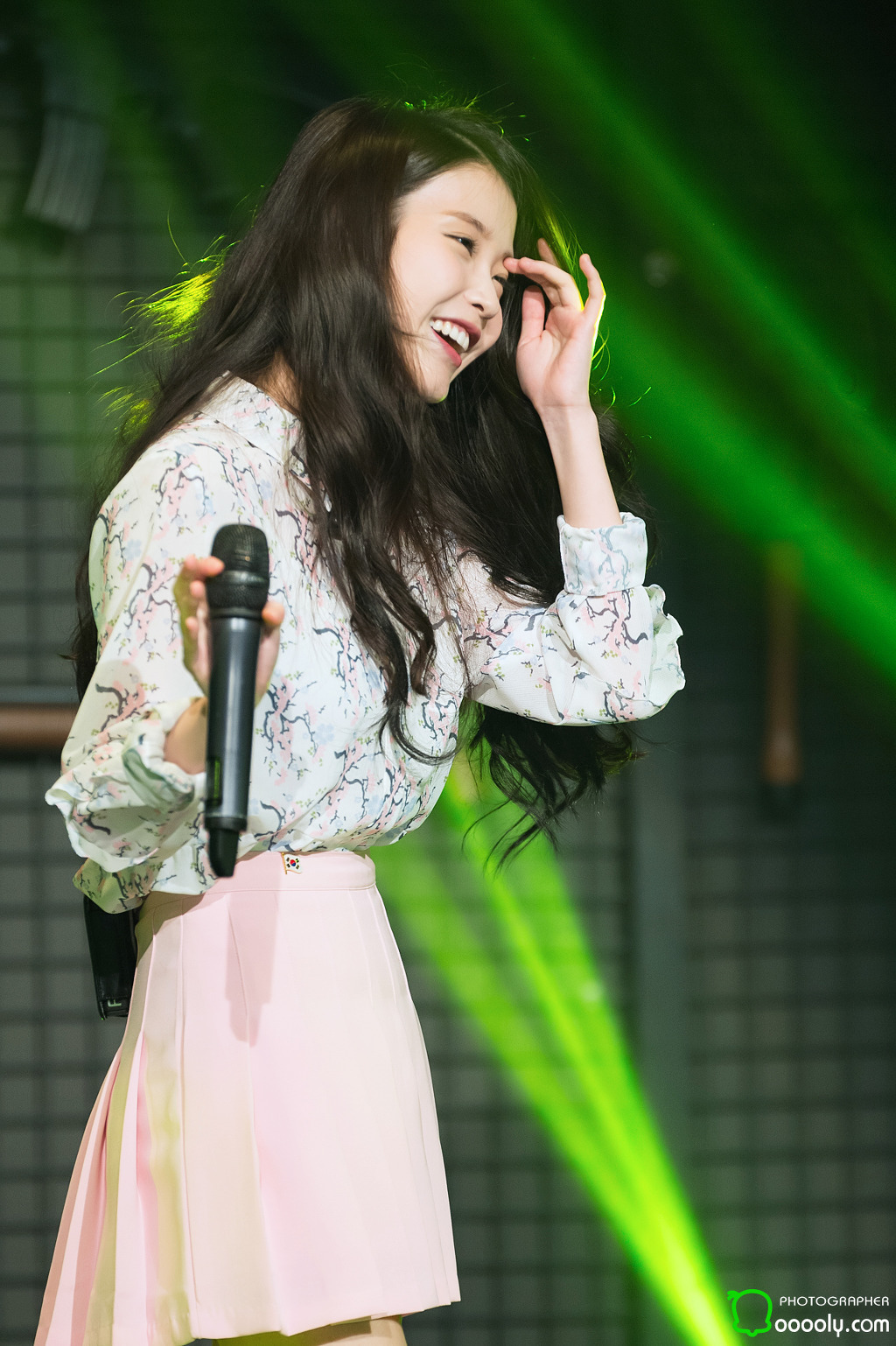 [16.03.01] 서든어택 챔스리그 결승전 축하공연 아이유 직찍.jpg | 인스티즈