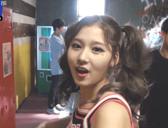 [트와이스] 섹시한거 할까 큐티한거 할까.gif | 인스티즈