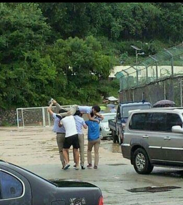 어느 남고의 감동적인 우산 | 인스티즈