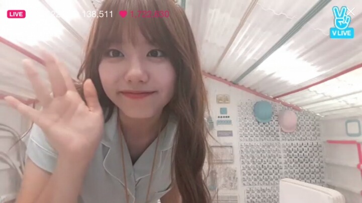 오늘자 김소혜 브이앱 움짤 (ioi) | 인스티즈