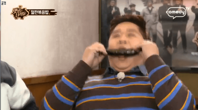 한입만 먹을게 . gif | 인스티즈