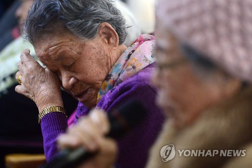 오늘 나눔의 집을 방문하여 위안부 피해자 할머니들을 위로하는 문재인 대표 | 인스티즈