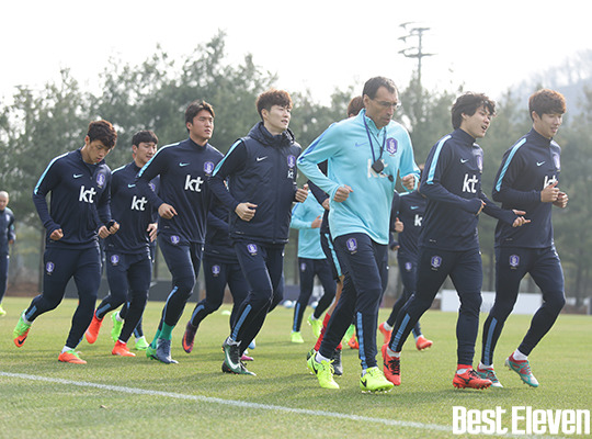 오늘자 굳은 표정으로 회복 훈련하는 축구대표팀 | 인스티즈