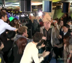 지드래곤과 손잡은 외국남성.gif | 인스티즈