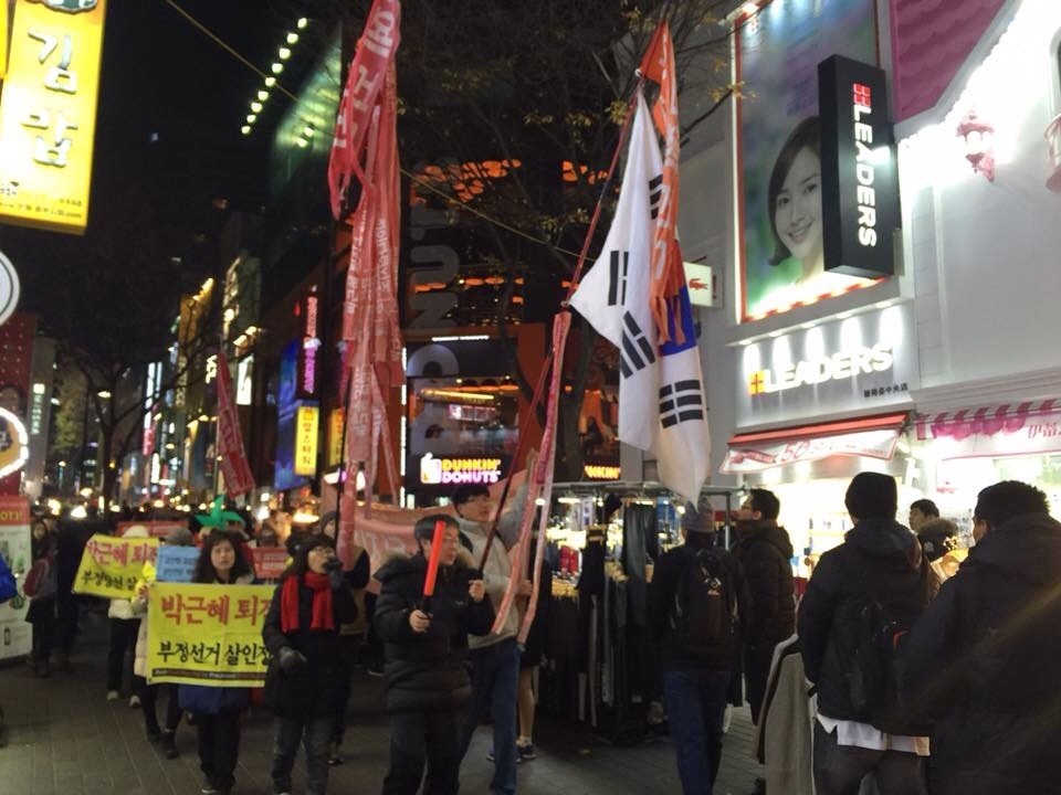 박근혜는 퇴진하라!!! 2015년 11월 28일 횃불시민연대 99차 부정선거 규탄집회 | 인스티즈