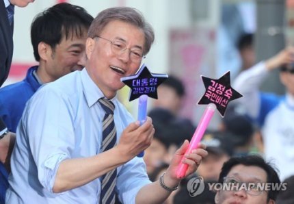 야광봉 받은 문재인 | 인스티즈