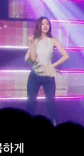 이상한 옷을 입고 나온 손나은.gif | 인스티즈