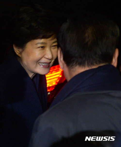 지지자들과 인사나누는 박근혜 | 인스티즈