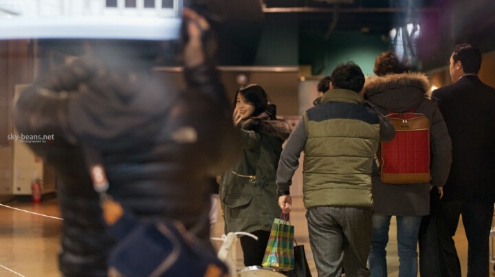 수수한 모습으로 퇴근하는 아이유.jpg | 인스티즈