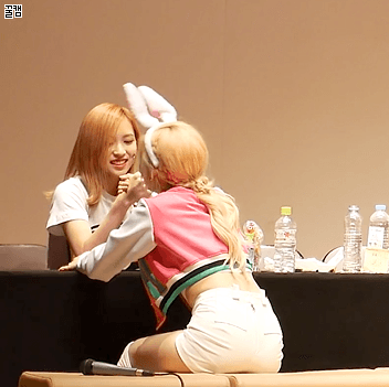 [트와이스] 사나 팔씨름 완전판 (뒷태주의) | 인스티즈