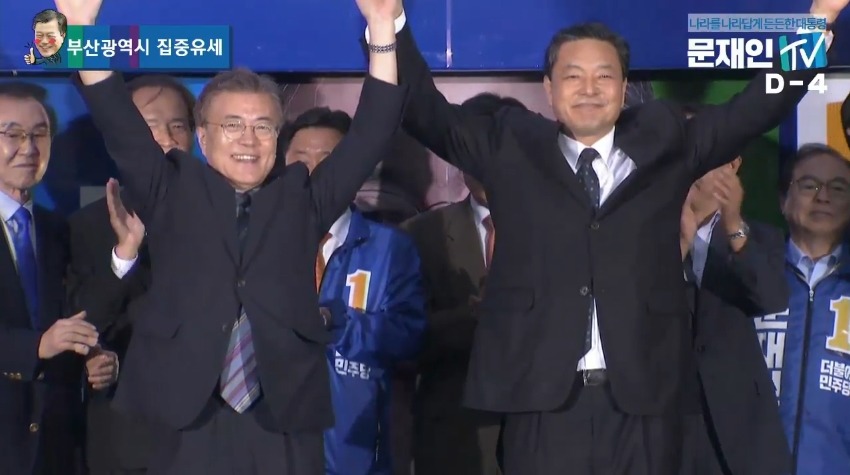 세월호를 구하려했던 황기철 해군참모총장과 문재인.gif | 인스티즈