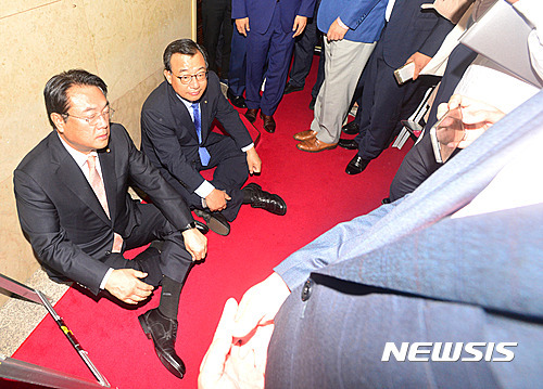 국회의장실 앞에 앉아버린 새누리 이정현-정진석 | 인스티즈