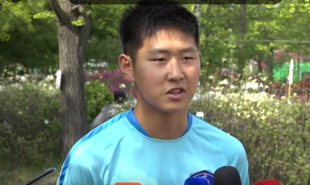 이강인 인터뷰를 지켜보는 이승우 | 인스티즈