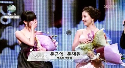 드라마 시상식 최초로 동성 베스트 커플상을 받은 커플.jpgif | 인스티즈