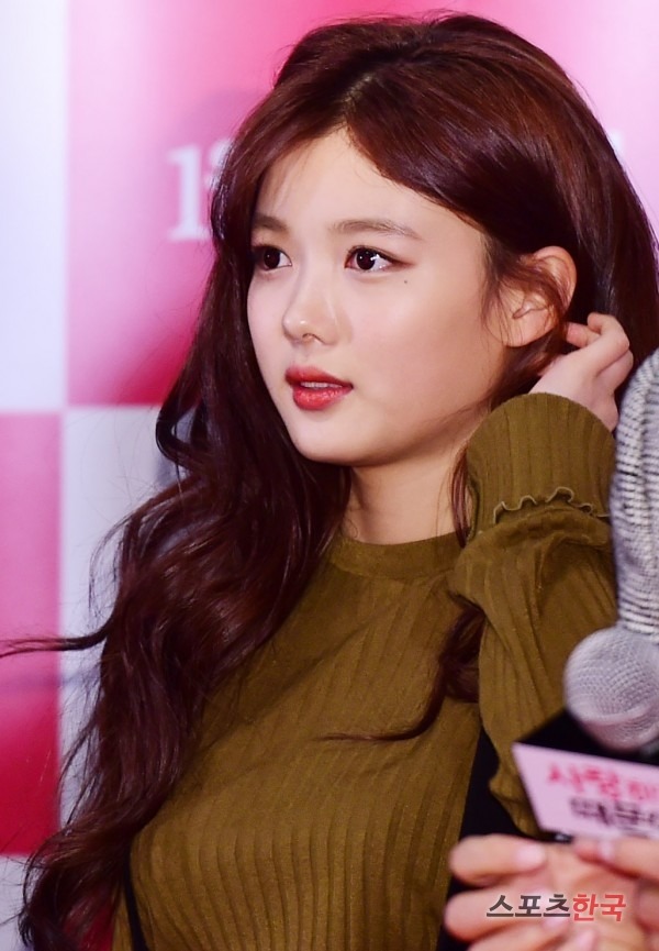 오늘자 시사회 김유정 | 인스티즈
