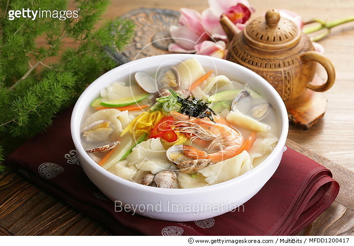 칼국수 vs (쫄깃쫄깃 말캉말캉한 매력) 수제비 (후루룩 먹는 면의 묘미) | 인스티즈