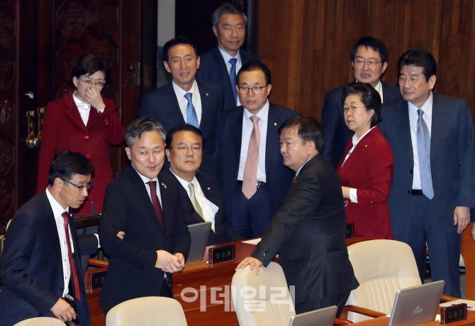 오늘자 국회에서 극딜 당하는 표창원 의원.jpg | 인스티즈