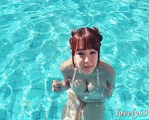  수영장에서 놀고 나오는 여성들.gof | 인스티즈