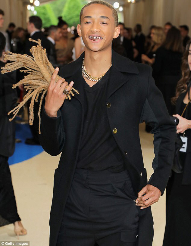 오늘 Met Gala2017에서 자기머리카락 들고온 제이든 스미스.jpg | 인스티즈