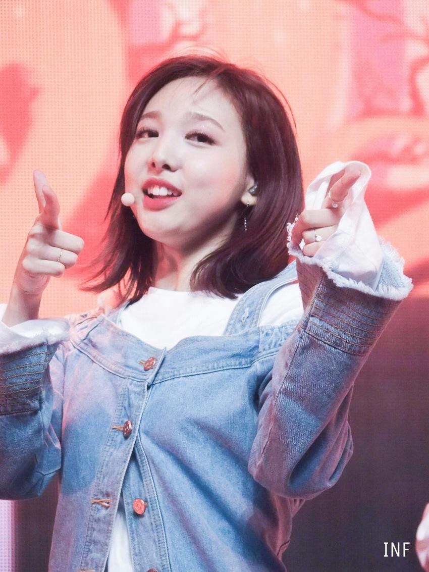 Re:이쁜 나연~찡이지만 과자흘리는 칠칠맞은 나연이 | 인스티즈