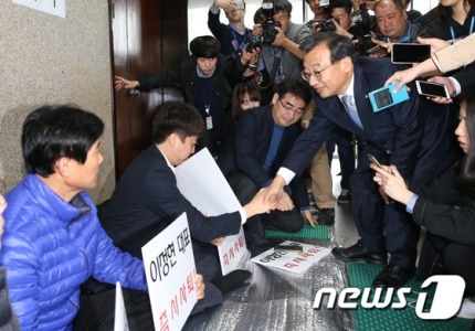 오늘자 이준석 단식 농성 보러간 이정현ㅋㅋㅋㅋ | 인스티즈