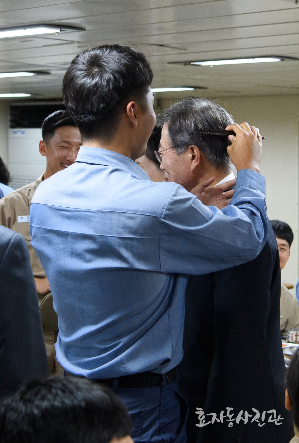 문재인 대통령님 머리 빗겨드린 군인 | 인스티즈