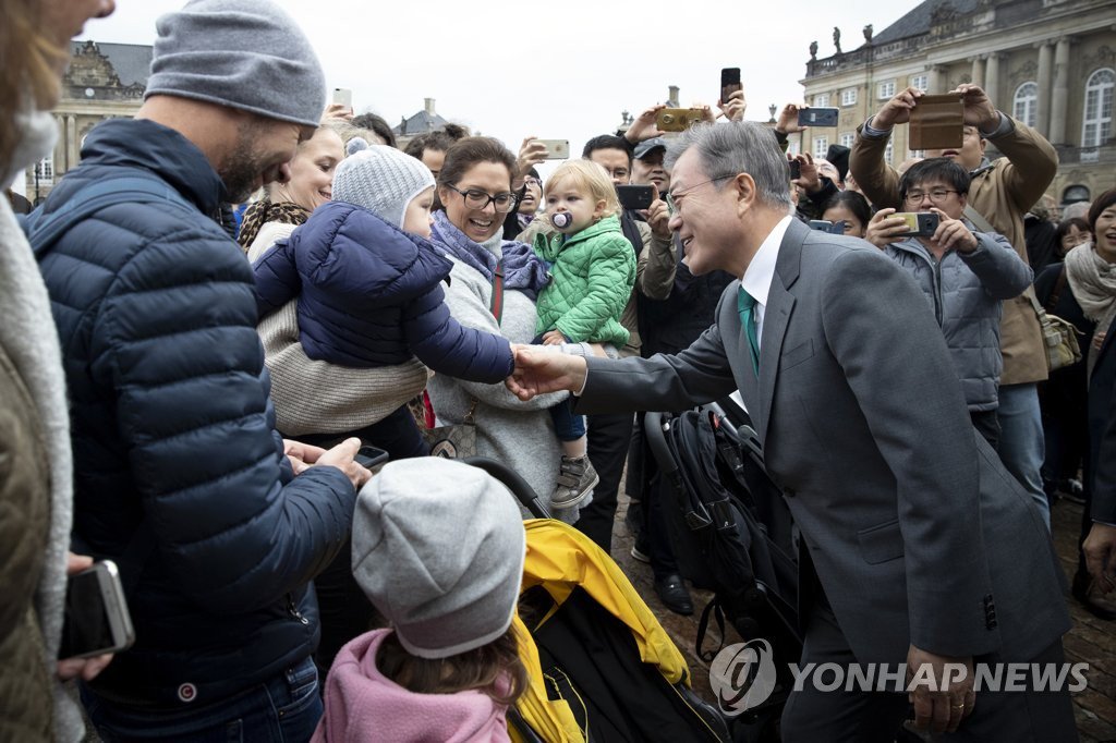 해외에서 인기폭팔중인 문 대통령 | 인스티즈