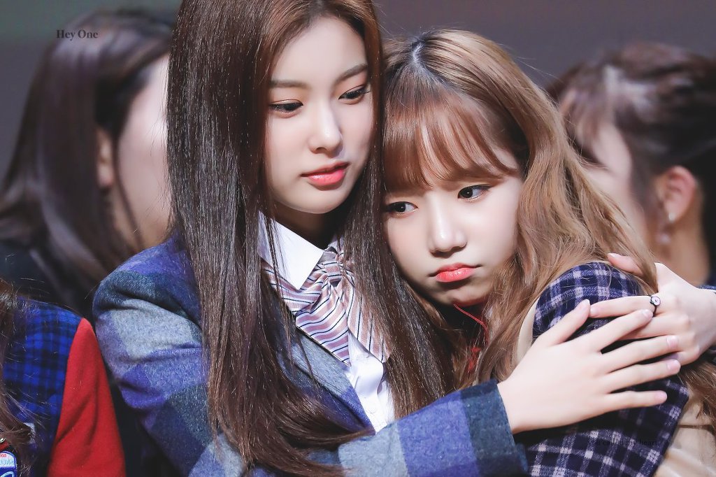 스쿨룩스 모델답게 교복이 잘 어울리는 아이즈원 | 인스티즈