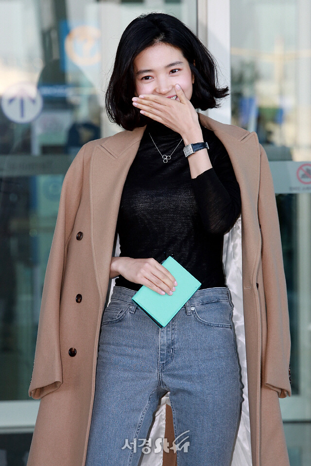 오늘자 뉴욕출국하는 단발로 머리 자른 김태리.jpg | 인스티즈