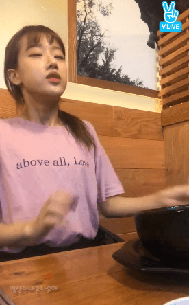 국밥집에서 혼밥하는 에이프릴 나은 | 인스티즈