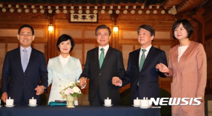 손잡은 안철수&문재인 .jpg | 인스티즈