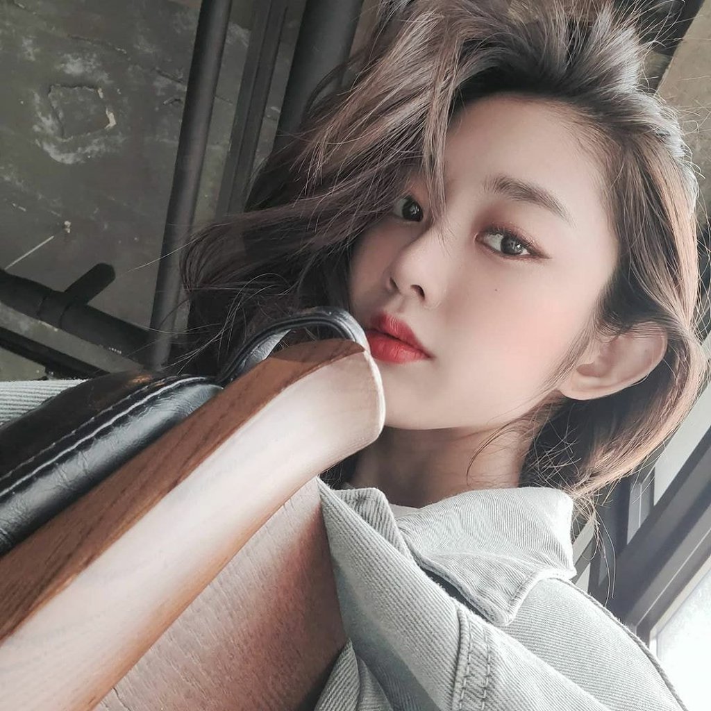 자기도 조금은 이쁜거 알고 있는 뻔뻔한 러블리즈 서지수.gif | 인스티즈