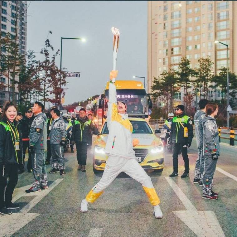 성황봉송하는 이광수.jpg | 인스티즈
