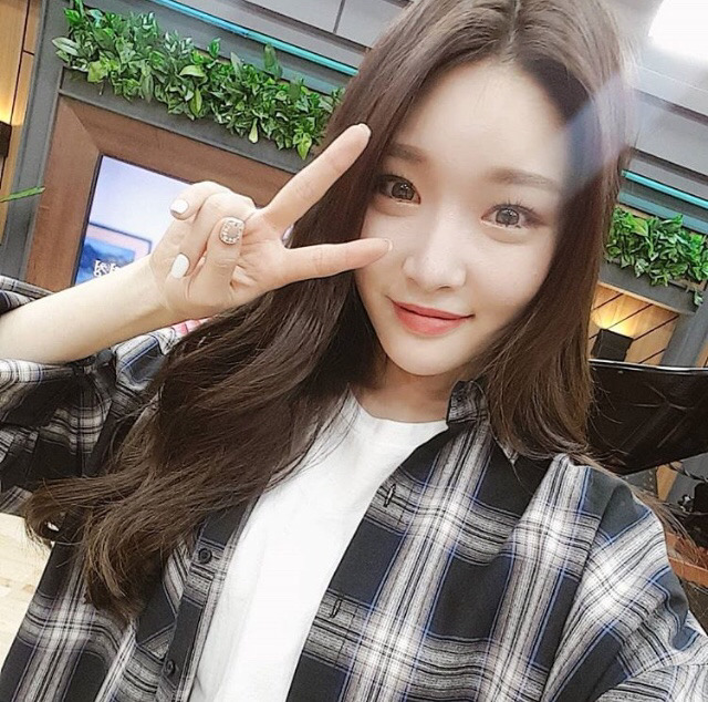 라디오 진행하는 청하.jpg | 인스티즈