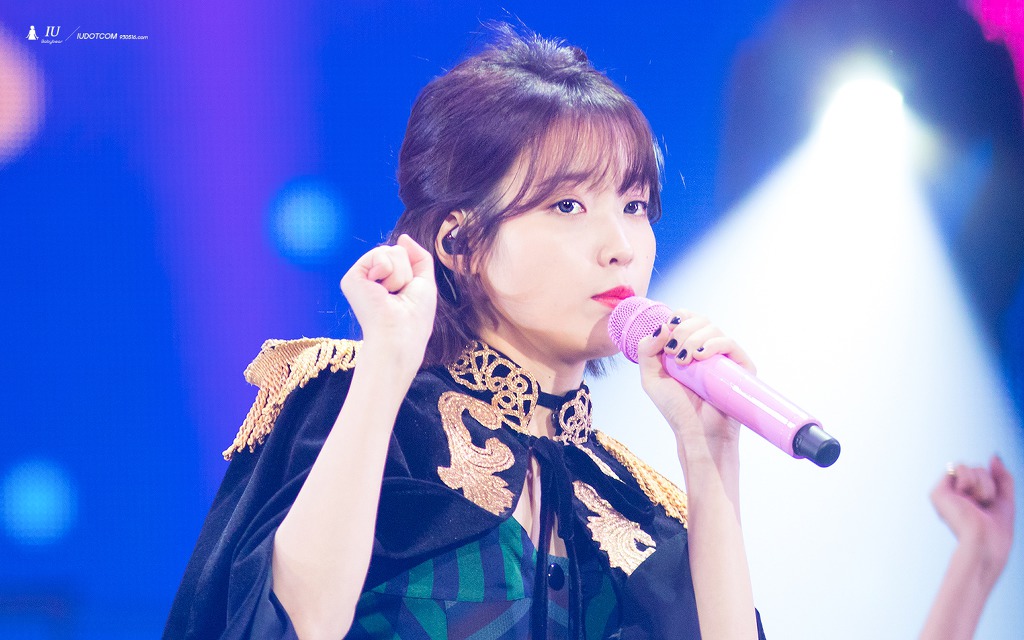 귀엽고 이쁜데 섹시하기까지한 아이유.jpgif | 인스티즈